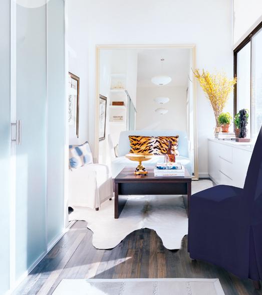 biely nábytok modré akcenty vankúše konferenčný stolík jedálenský stôl malý byt biely nábytok modré akcenty vankúše konferenčný stolík funkcia jedálenského stola