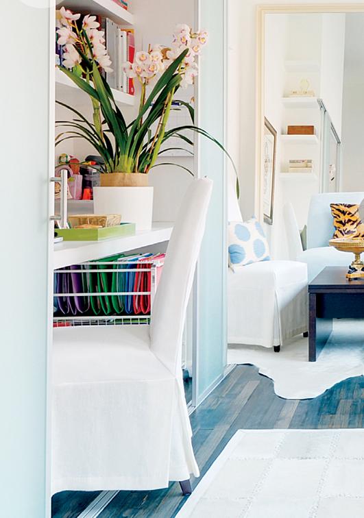 kompaktná domáca kancelária biely nábytok malý byt manhattan skrytá domáca kancelária biely nábytok malý byt manhattan