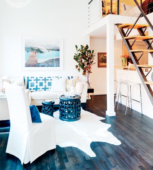 byt na Manhattane, drevené podlahy, biely nábytok, dvojité stropy drevená podlaha v malom byte biely nábytok dvojité stropy