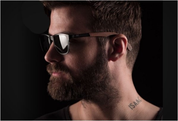 Čierny rám vyrobený z titánu a drevených koncov chrámov muž-slnečné okuliare-drevo-titán-drevo