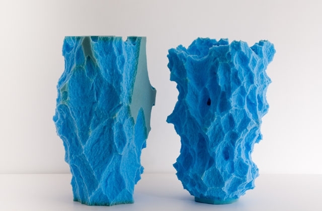 dva kusy zaujímavého povrchu nápadne modré