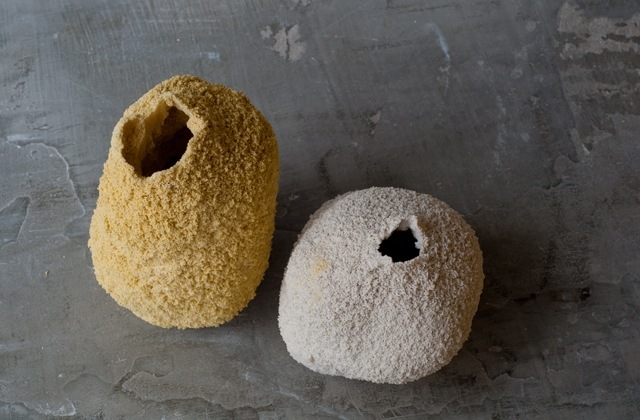 K dispozícii sú dekoratívne vázy rôznych tvarov