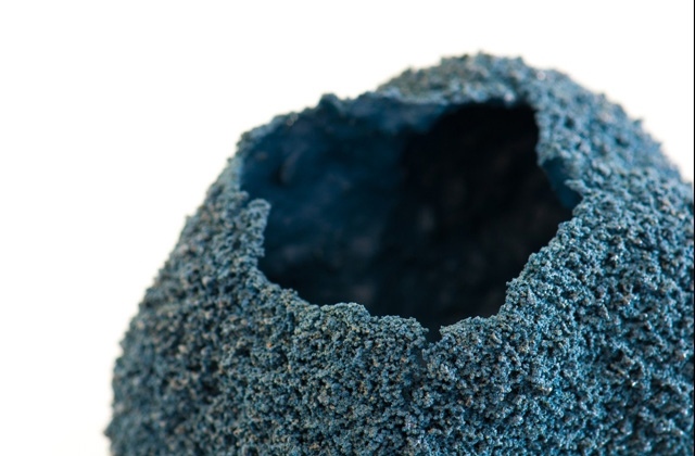 dekoratívna váza s keramickým dizajnom sa hodí do modernej doby