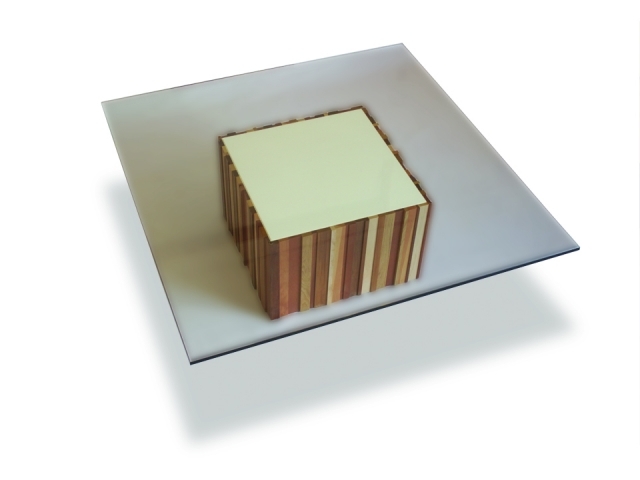 Konferenčný stolík z regenerovaného dreva, hranatá sklenená doska