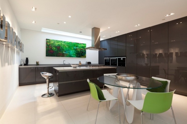 moderný sklenený jedálenský stôl