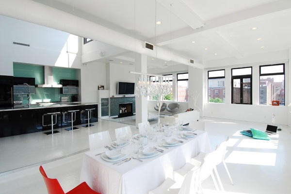 biela stolička-červená stolička červená stolička v minimalistickej jedálni