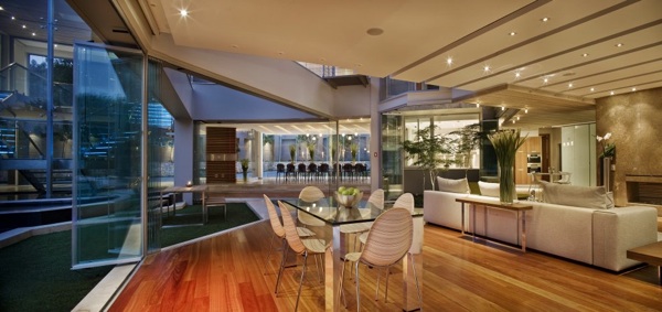 otvorená obývačka jedáleň elegantná sklenená jedálenská stôl