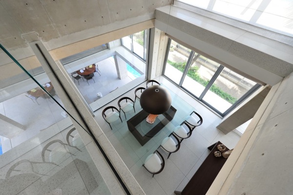 moderná obývačka-biely interiér elegantný drevený stôl a biele stoličky v jedálni