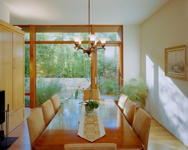 Jedáleň z dreveného lustra Drevený nábytok v jedálni