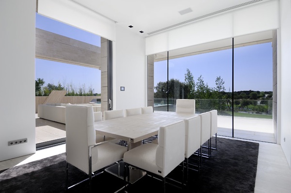 biela jedáleň čierny koberec biely jedálenský stôl s bielymi stoličkami