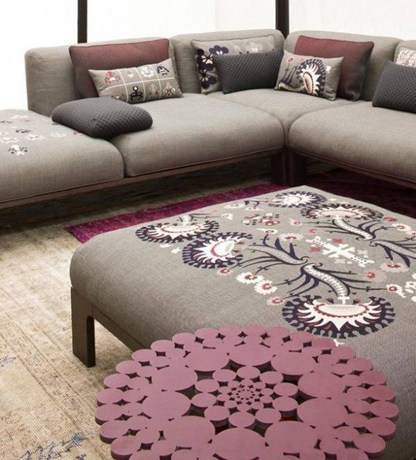 pohovka tmavo ružové sivé motívy Indie Pohovka Patricia Urquiola Fergana tmavo ružová sivá indické motívy