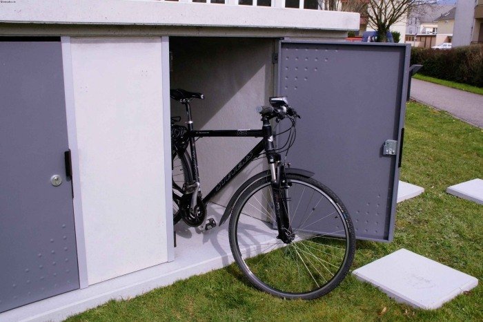 Kovový box na bicykle ako praktická úschovňa Kompaktná kovová schránka na bicykle