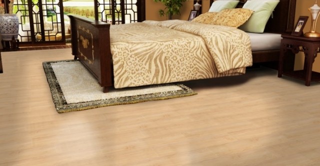 Podlahové panely vyrobené zo zuhoľnateného bambusu tesne pripravené na montáž