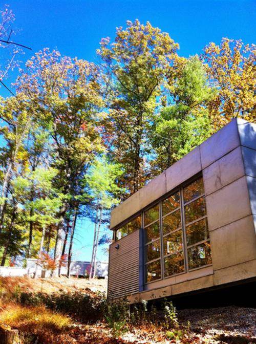 okno z hliníkového rámu v modernej architektúre domu