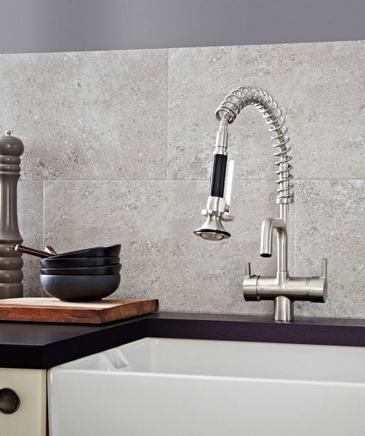 Jednoducho navrhnite kuchynskú stenu v neutrálnych farbách obkladačky-tortové-nástenné-nápady-sivé-moderné-jednoduché-tvarovky-drez