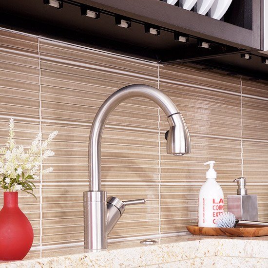 Dlaždice odzrkadľujú línie moderného bambusového vzhľadu Dlaždice v kuchynskej linke so zadným bambusovým vzhľadom