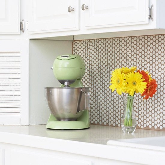 Dlaždice kuchynské splashback body medové biele skrinky Dlaždice na kuchynskej zadnej stene bodkujú biele skrinky medovej farby