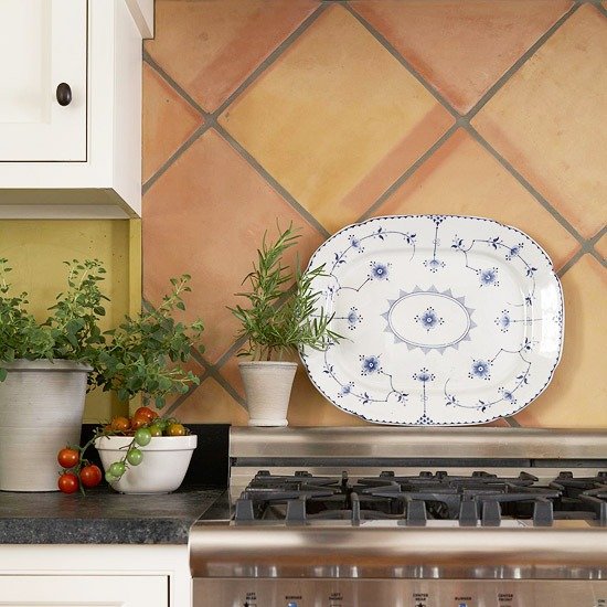 dlažba terakotta zadná stena kuchyne položená zvisle Terakotové dlaždice sú položené zvisle na zadnú stenu kuchyne