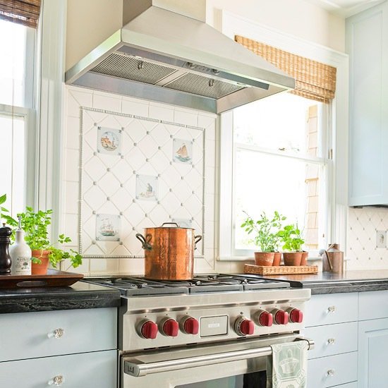 Kachľová kuchynská zadná stena biely svetlo modrý vidiecky dom Dlaždice na zadnej stene kuchyne biely svetlo modrý vidiecky dom