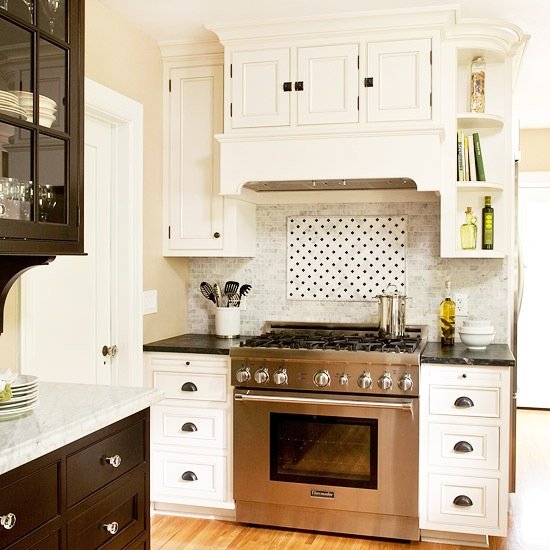 Dlaždice so zrkadlovými kamienkami majú biele akcentové body Kachľová kuchynská zadná stena kamenná dlažba biele aktzen hroty