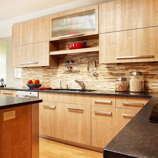 Kuchynská stena pozadie skrine z dubového dreva Dláždená kuchynská linka so zadnými stenami na pozadí skrine z dubového dreva