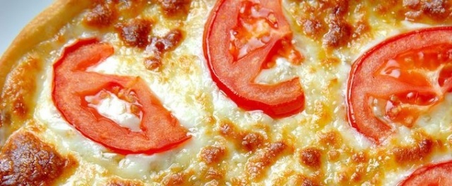 Pizza Margherita-Prísady na prípravu-Paradajková mozarella lahodná pizza margherita-pečenie Prísady-príprava paradajkového syra