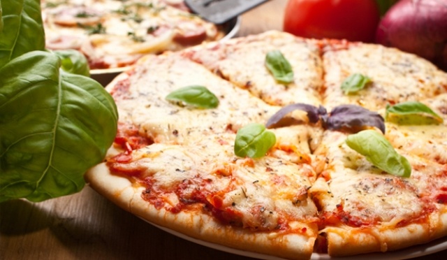 Margarita pizza-bazalkové listy-recepty Margarita pizza s listami bazalky pripravuje chutné recepty