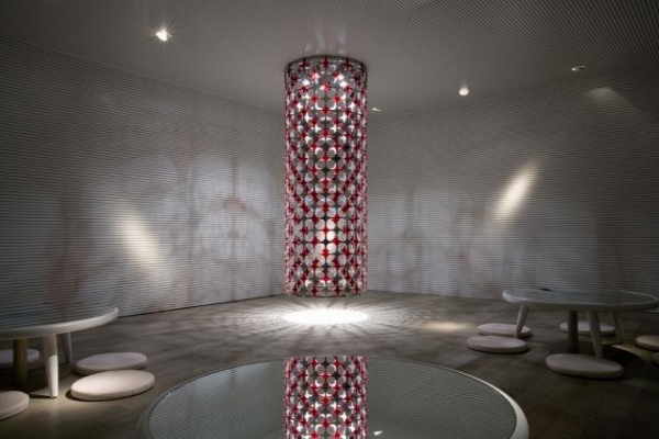 lesk skla biela červená okrúhly tvar