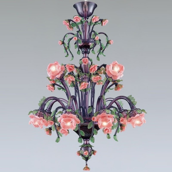 luster dekorácia fialovo ružových kvetov