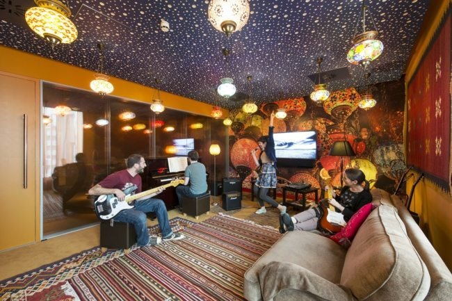 Areál mladých ľudí v štýle hippie