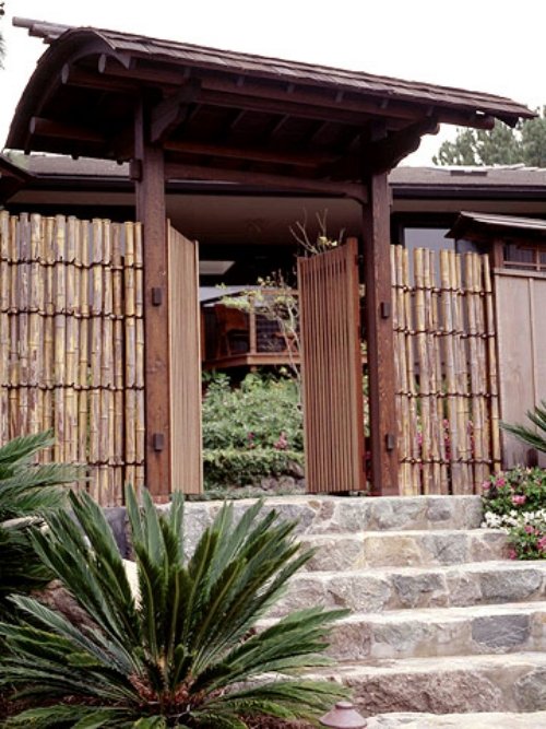 hlavné prvky japonská záhrada na použitie na drevenú bránu