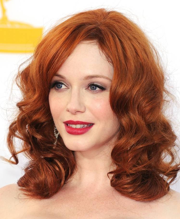 Pre jesenný účes si môžete vybrať červenú farbu jesenné účesy hviezd christina hendricks medené farebné kučery retro