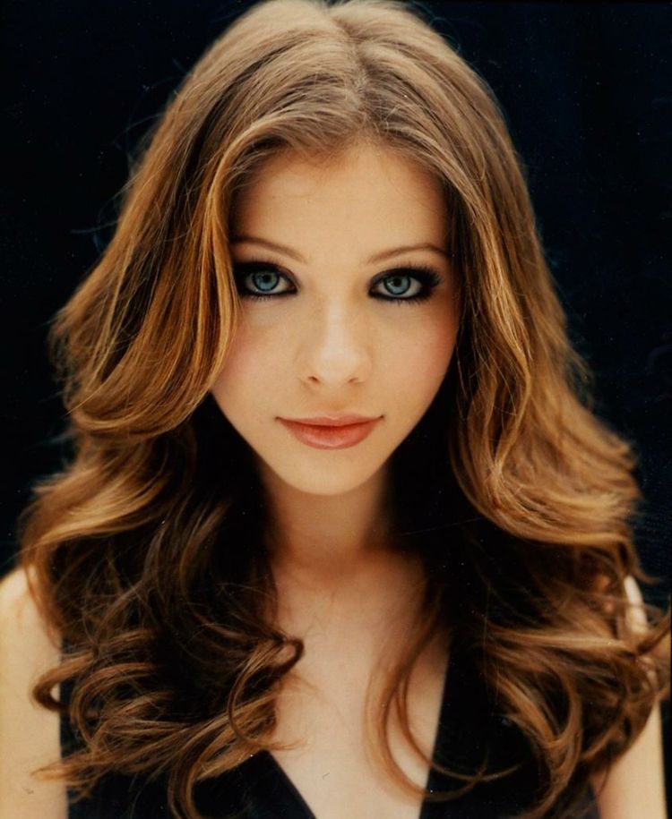 Jesenný účes zo svetlého odtieňa hnedej jesenné účesy hviezd hnedé vlny nápad elegantný vzhľad dámy