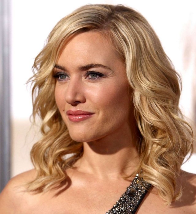 Jesenné dámske účesy hviezd s neodpusteným vzhľadom - vlnité vlasy Otvorené vlasy-vlnitý účes-bočné lúčenie-dámy-trendy-2014-jeseň