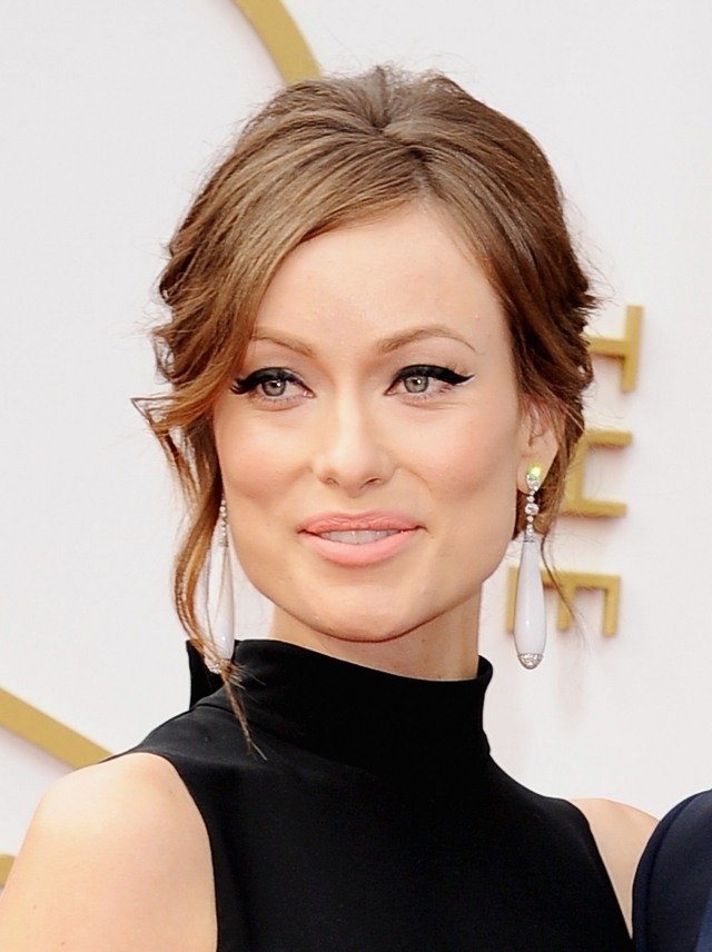 Účesové trendy-kolíkový účes s ležérne uvoľnenými bočnými prameňmi-olivovo-divoký Účesové trendy-olivia-wilde-2014-jeseň-updo-nadčasový-klasický vzhľad