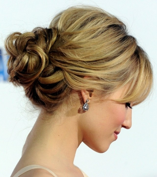 jesenný účes zafixovaný v dráždení - nadčasový klasický vzhľad updo-with-deep-side lúčenie-fixed-in-teasing-jeseň