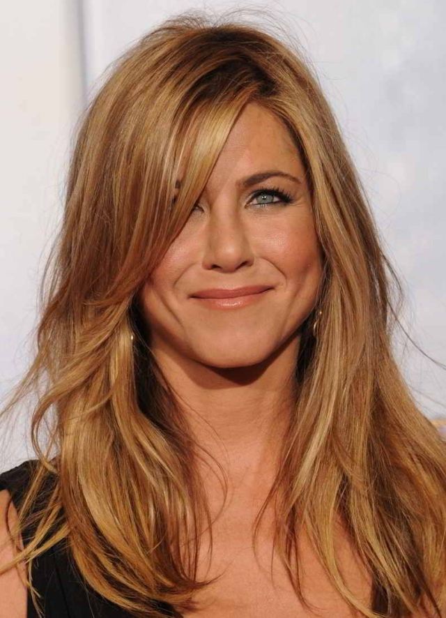 Ženský trendový účes s bočným delením-jeseň 2014-Jennifer Aniston Delenie spodnej časti-prirodzene-otvorené-vlasy-jeseň-Jennifer-Aniston