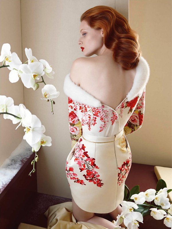 krátke šaty bez chrbta s bielym kvetinovým vzorom