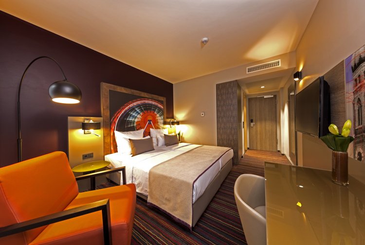 koncepty prvej triedy-suita-teple-farby-hnedo-oranzovo-béžovo-baklažán-teplé-svetlo