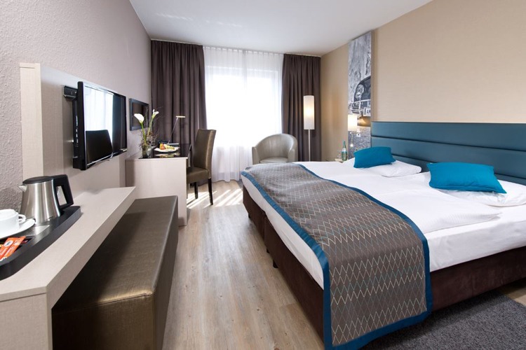 prvotriedne koncepty izieb-suite-farby-tyrkysovo-krémovo-hnedé-drevené podlahy