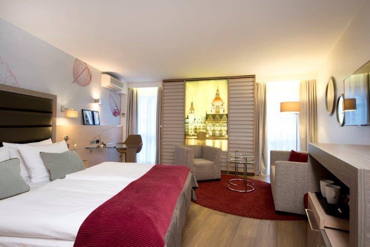 koncepty prvej triedy-suita-foto-tapeta-červené-listy-motívy-sivá-béžová-nábytok-čalúnenie-tmavo-červené-akcenty