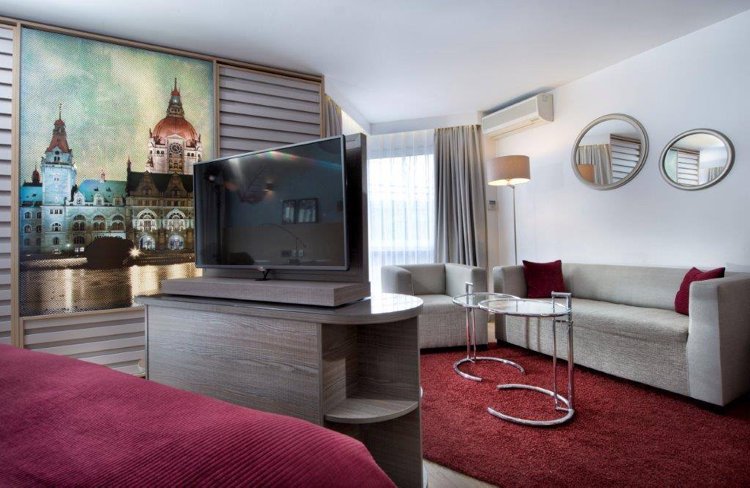 oddeľovače prvotriednych izieb-súpravy-farieb-svetlo-sivá-tmavo-červená-polica-televíznej miestnosti