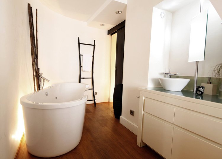 koncepty prvotriednych izieb-kúpeľňa-drevená podlaha-imitácia-voľne stojaca-vaňa-vaňa-bambusová tyč-držiak na uterák