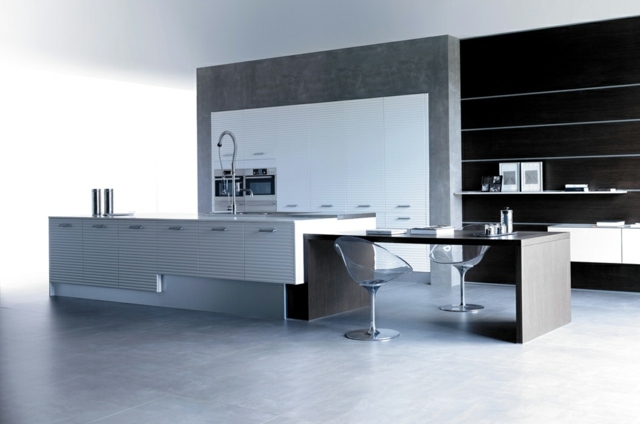 moderná minimalistická drevená kuchyňa jedálenský kút akrylové stoličky Drevená kuchynská linka, jedálenský kút, akrylové stoličky, nerezové kľučky na dverách