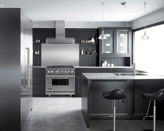 šedý klasický kuchynský ostrovček matné sklo Kuchynský ostrovček stenové jednotky z matného skla, barové stoličky, kožené sedadlá