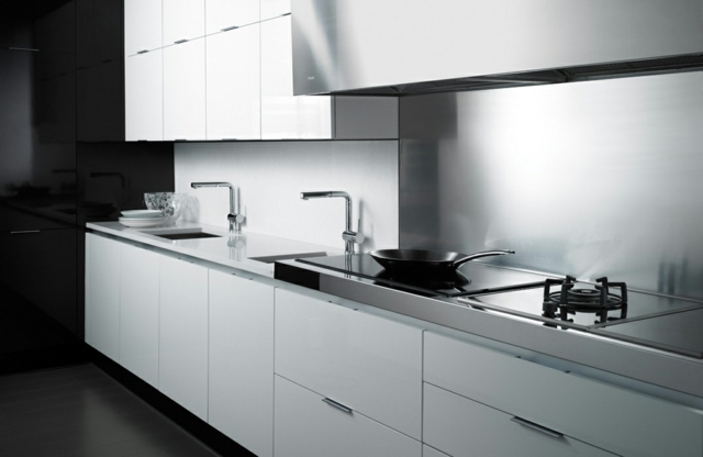 moderná praktická kuchyňa dva drezy oceľové úchytky úložný priestor dve umývadlá oceľové držadlá skladovací priestor nádoby na potraviny