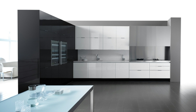 Kuchynské skrinky vo vysokom lesku čiernobiele predné časti Skrine deliace predné časti obývačky na čierne a biele