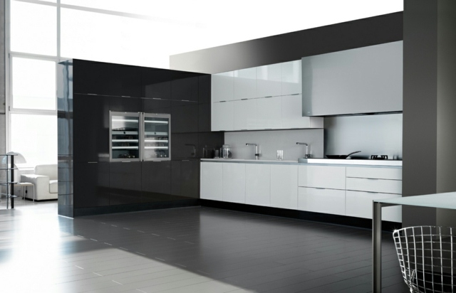 priestranné rohové kuchynské skrinky pod oceľovými úchytkami sklo Rohové kuchynské skrinky pod oceľovými úchytkami sklenená zadná stena kuchyne