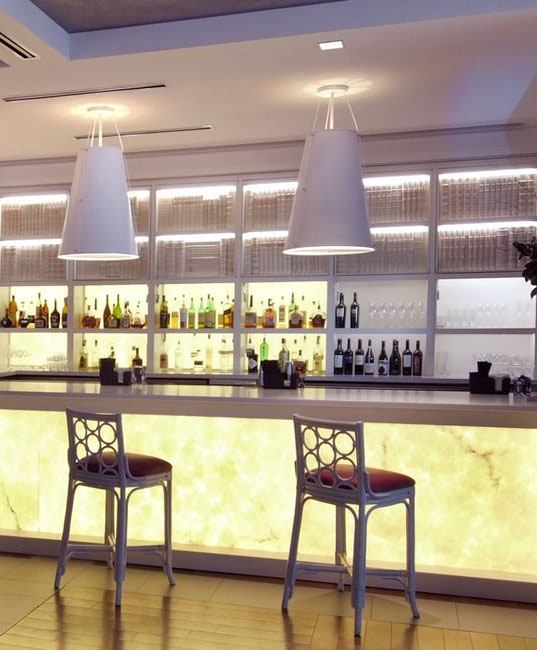 materiály dekorácie nápady panely 3form bar podsvietený pult materiály dekoračné panely 3form bar podsvietený pult