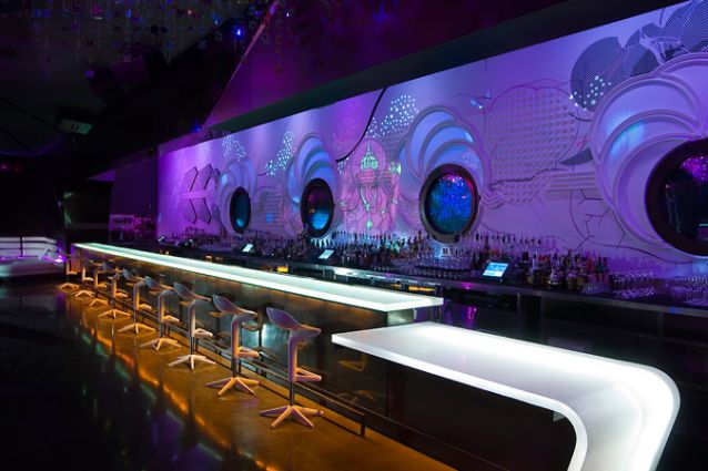 ekologický materiál Barový pult 3form Chroma panely z materiálov šetrných k životnému prostrediu Barový pult 3form Chroma